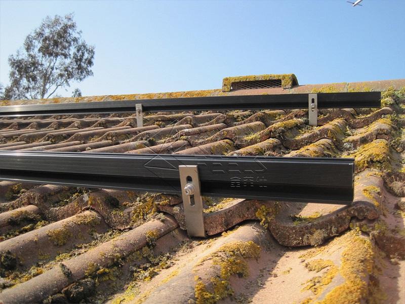 Sistema de montaje de paneles solares con techo de tejas romanas