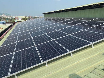 Kingfeels installs solar mounting on a manufacturing plant in Thailand.